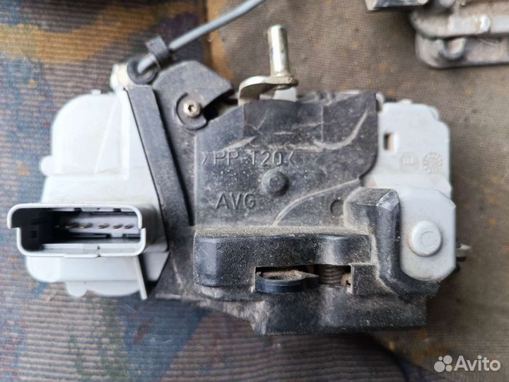 Замок передний левый Ситроен Ксара Пикассо