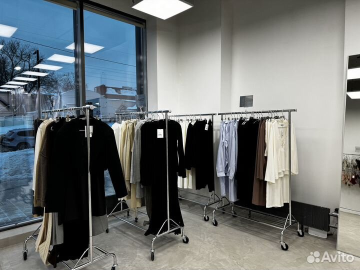 Аренда рейлов в шоуруме женской одежды
