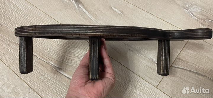 Миска на деревянной подставке