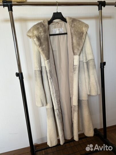 Продам бежевую шубу из бобра с капюшоном из норки