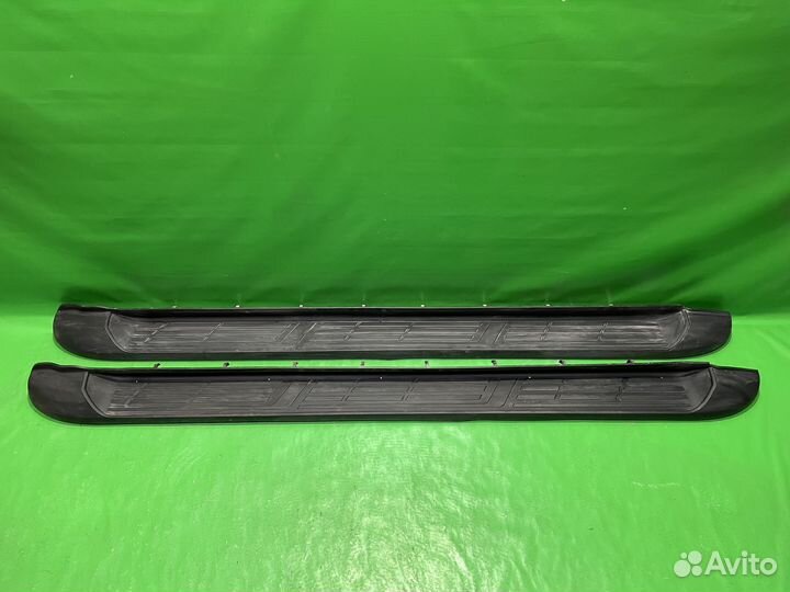 Накладка правой подножки Toyota Hilux 2015+