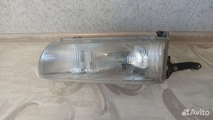 Фара передняя левая Тойота превия 1 покалывания