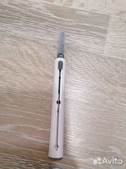 Устройство для Чистки Клавиатуры и Наушников