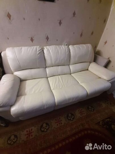 Белый кожаный диван