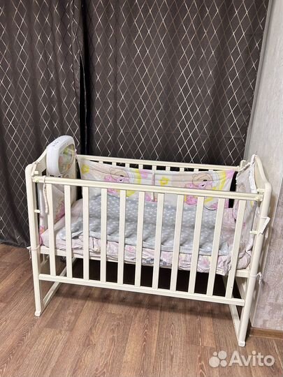 Кроватка со шкафом и маятником