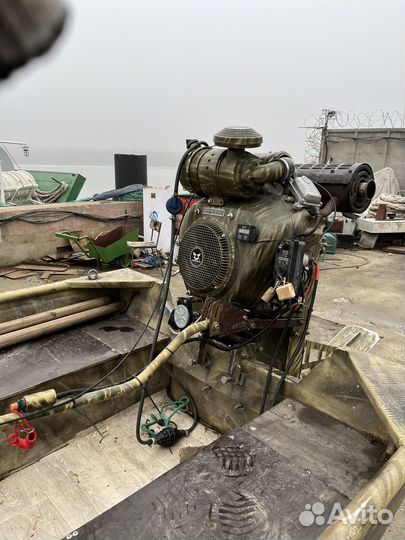 Лодка болотоход с мотором 35 сил