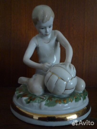 Статуэтка юный футболист фарфор