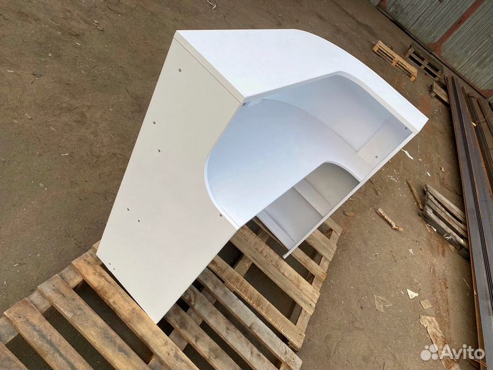 Глянцевая стойка-Ресепшен с тремя уровнями