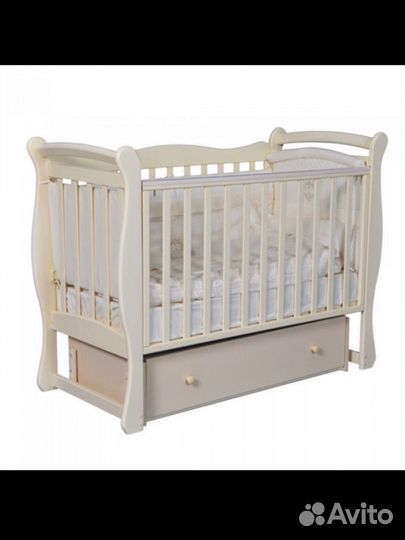 Детская кроватка с универсальным маятником