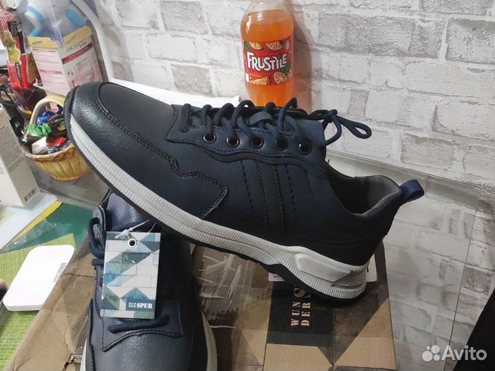 Кроссовки мужские 42 размер новые