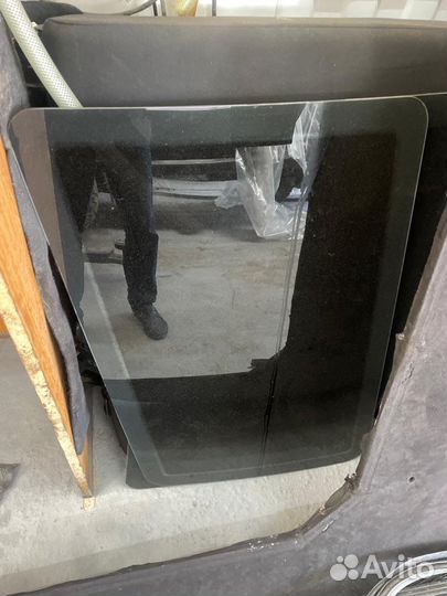 Боковые стекло багажника