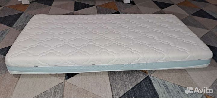 Детская кроватка с матрасом