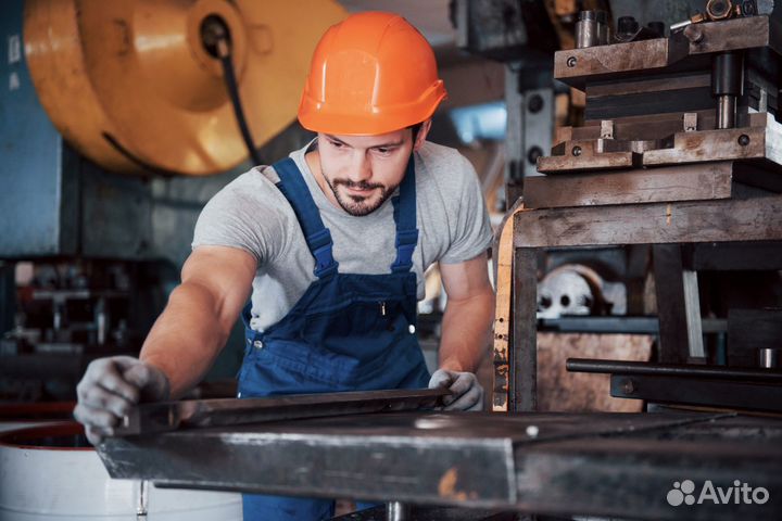 Резчик металла на ножницах и прессах