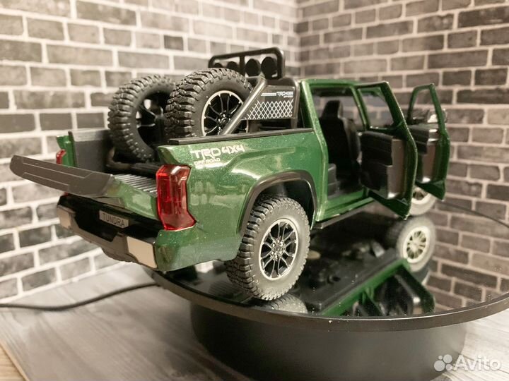 Модель 1/24 Toyota Tundra (green)