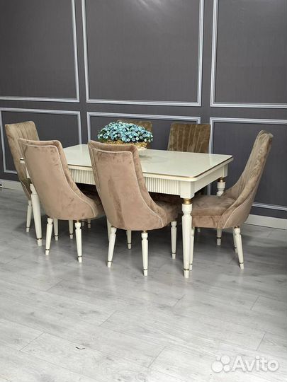 Новые стол и стулья