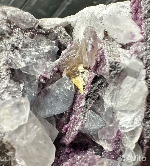 Рутил на родохроме