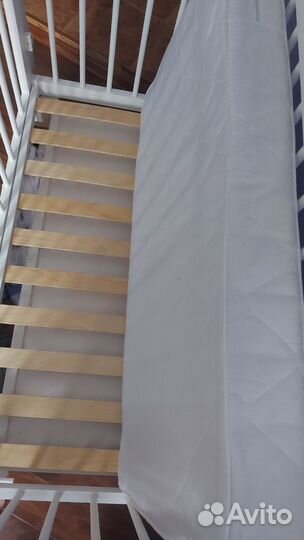 Детская кроватка с маятником и ящиком