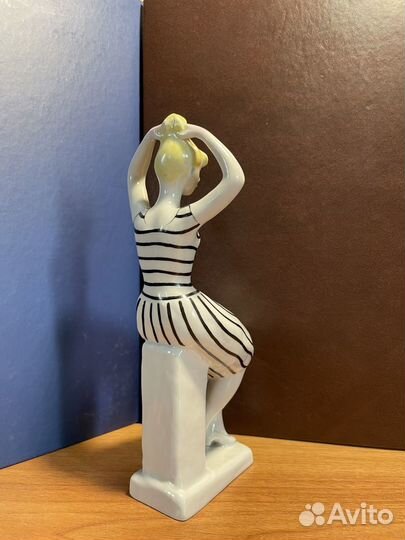 Фарфоровая статуэтка 