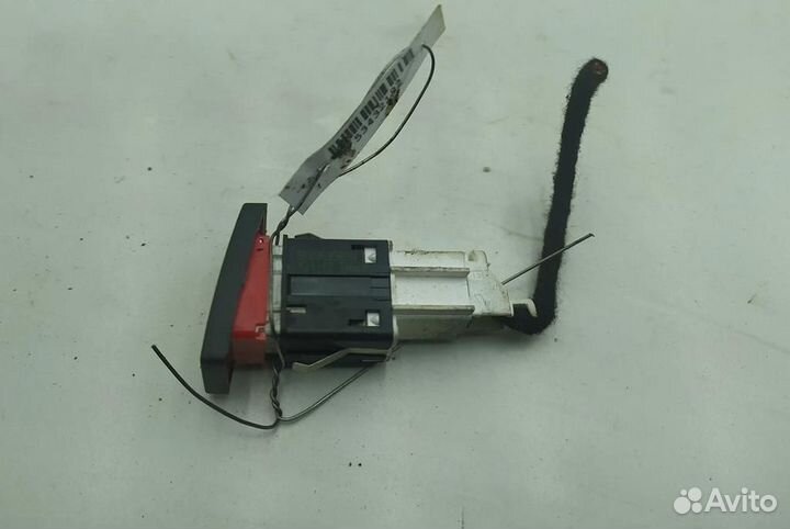 Кнопка аварийной сигнализации Volkswagen Golf