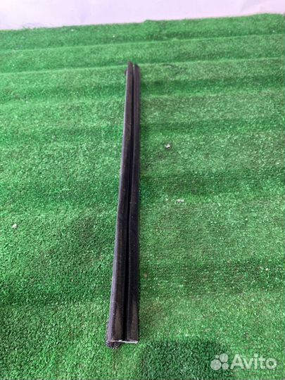 Уплотнитель стекла двери задний правый Ford Ranger