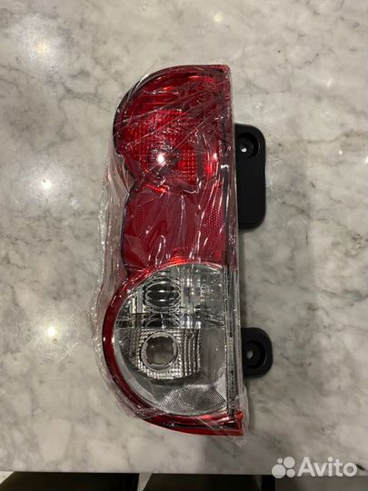Стоп-сигнал задний левый Nissan Nv200 VM20