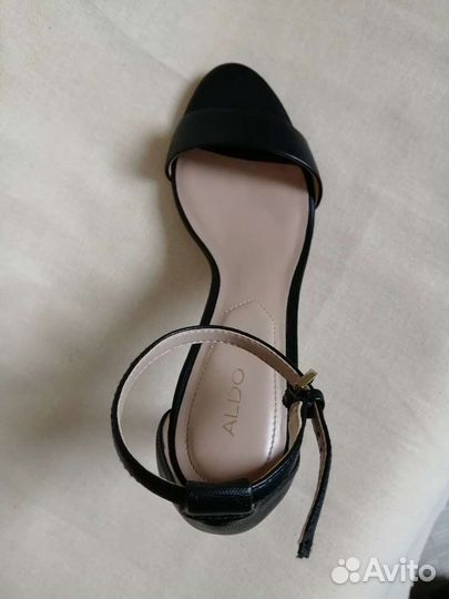 Продам кожаные босоножки Aldo