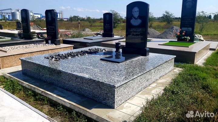 Работы на кладбище. Памятники