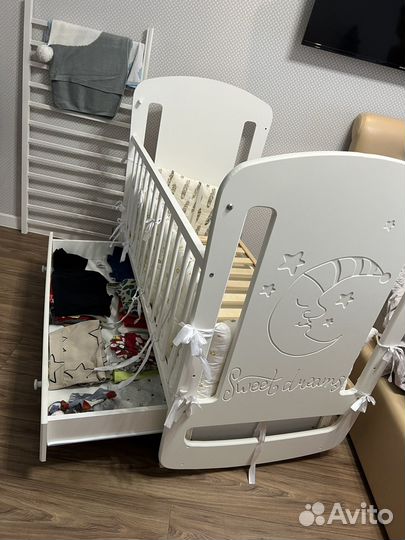 Детская кроватка с маятником и ящиком