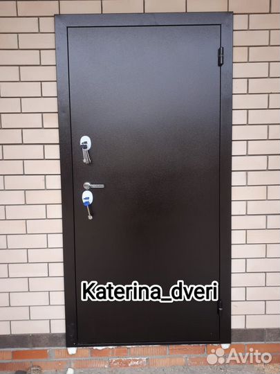 Дверь уличная новая