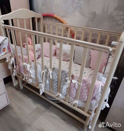 Детская кроватка с поперечным маятником