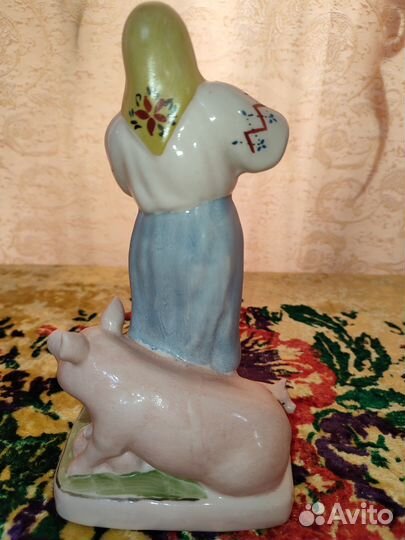 Статуэтка Свинарка