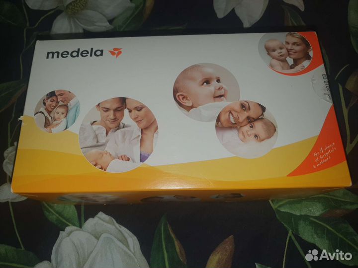 Ручной молокоотсос Medela + бутылочки Medela Calma