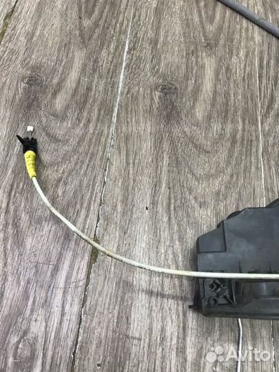 Замок двери передний правый Bmw 1 Series