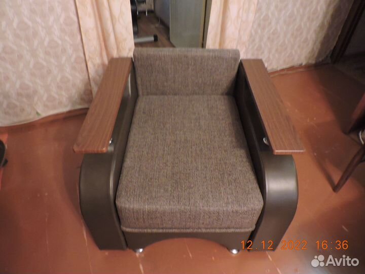 Кресло с подушкой (не кресло-кровать)
