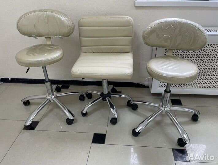 Стул для мастера маникюра на колесиках