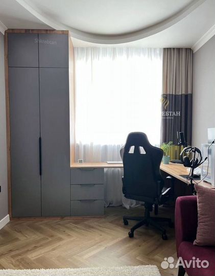 Шкаф белый, темный