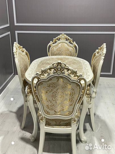 Новые стол и стулья