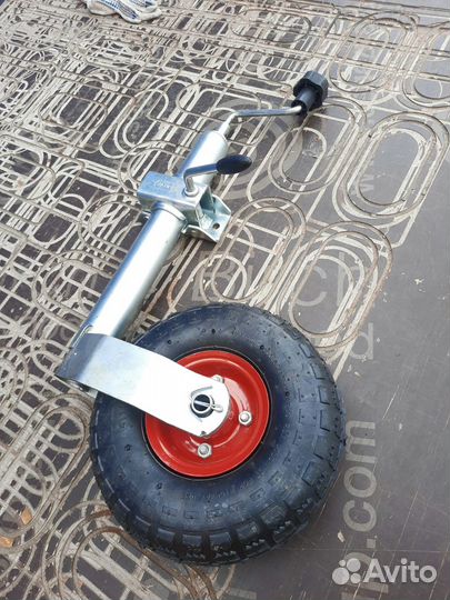 Опорное колесо прицепа пневматическое