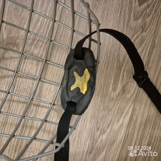 Хоккейный шлем