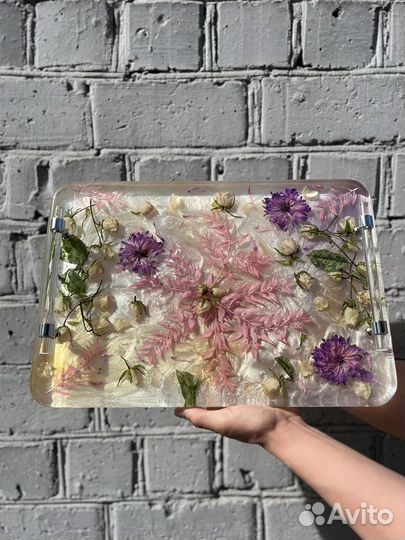 Поднос из эпоксидной смолы и сухоцветов