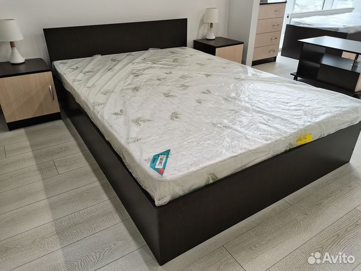 Кровать с матрасом