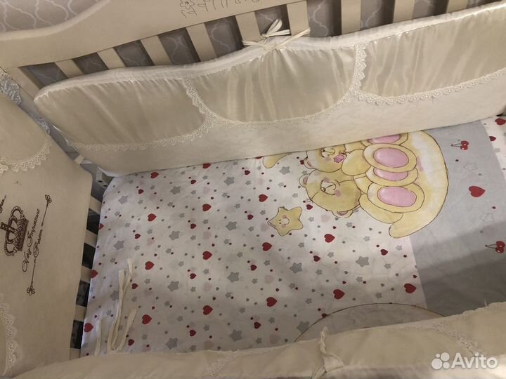 Детская кроватка с маятником, матрасом