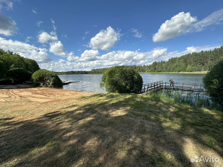 Домик на берегу озера