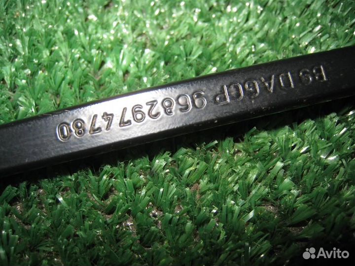 Поводок стеклоочистителя правый Citroen Berlingo