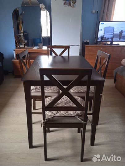 Стол со стульями