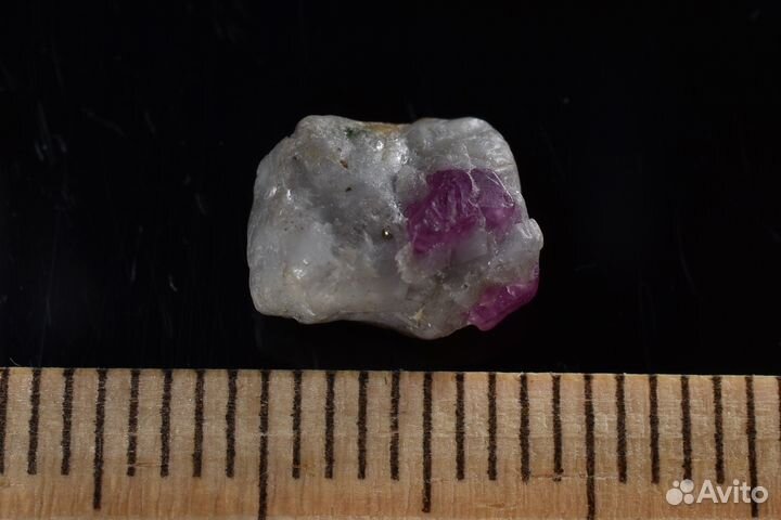 Красный корунд (рубин) в кальците. Лот №947