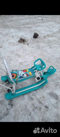 Детский снегокат с ручкой и колесами