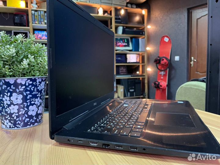 Ноутбук Dell / 17.3 / i5 / R7 4gb / 8gb / SSD+HDD