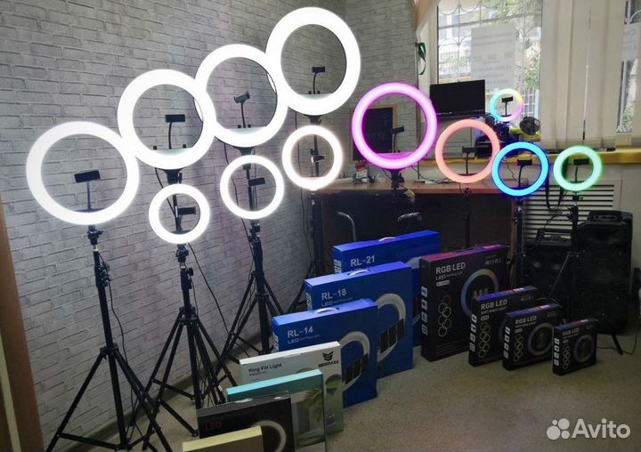 Кольцевая лампа новая со штативом