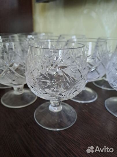 Хрустальные рюмки на ножке